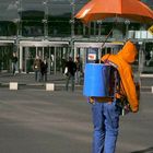 Würstchenverkäufer vor dem Berliner Hauptbahnhof