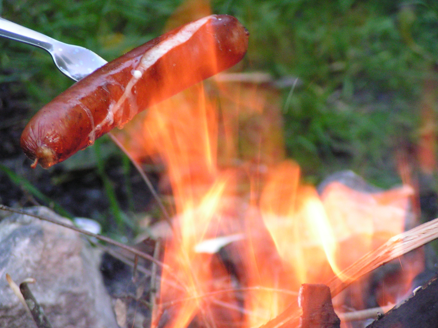 Würstel und Bier am Feuer