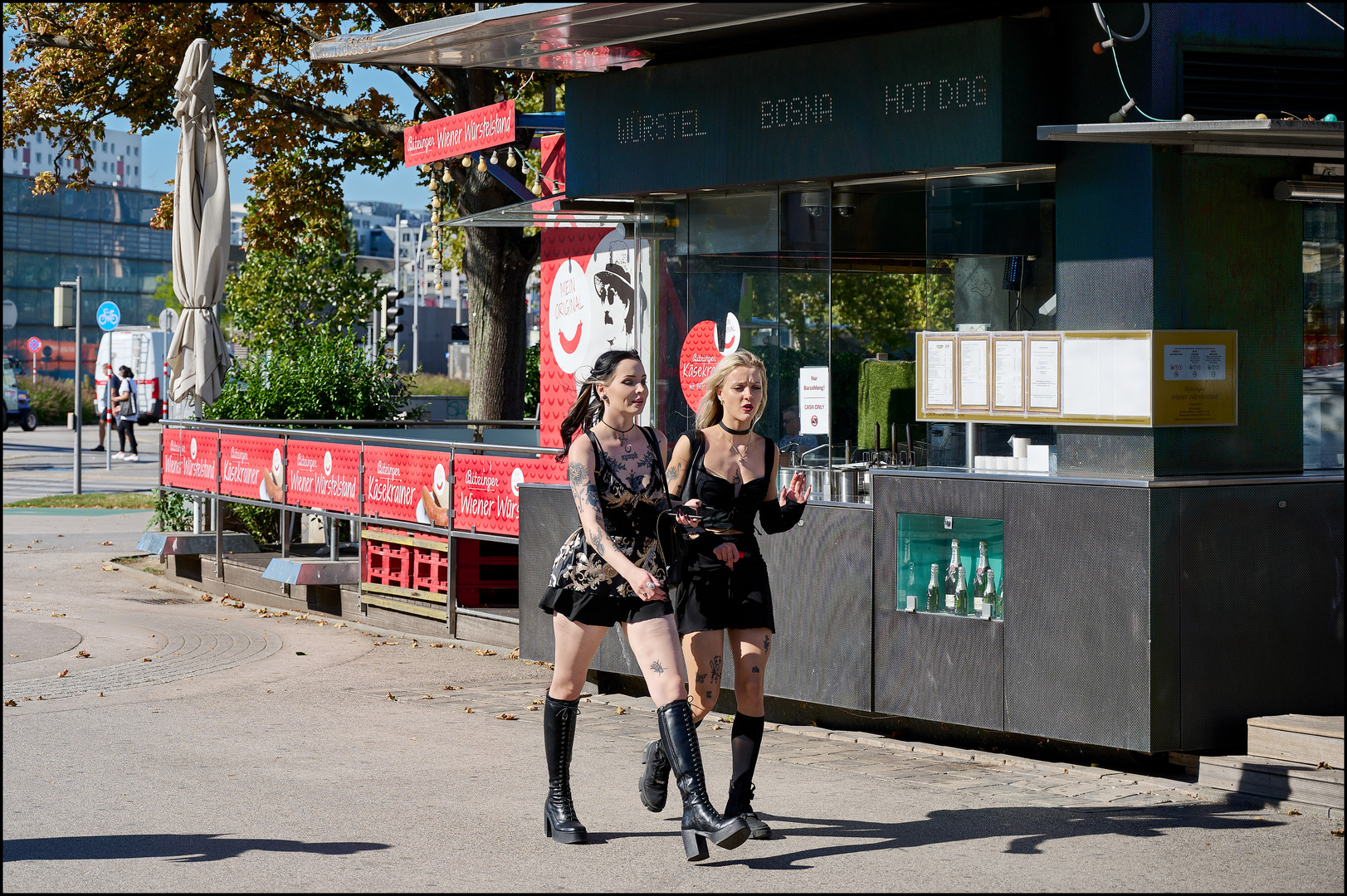 Würstelstand mit Schlagschatten (Prater, Wien).