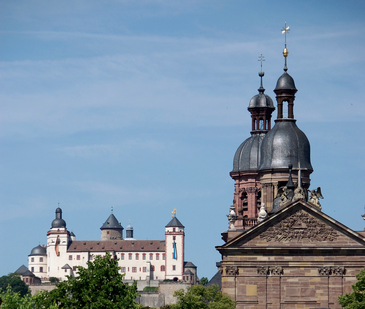 Würzburg - Festung Marienburg - vorne der Turm von St. Michael, hintere Turm von der Neubaukirche