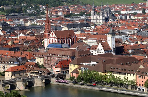 Würzburg, Rathaus und Alte Mainbrücke