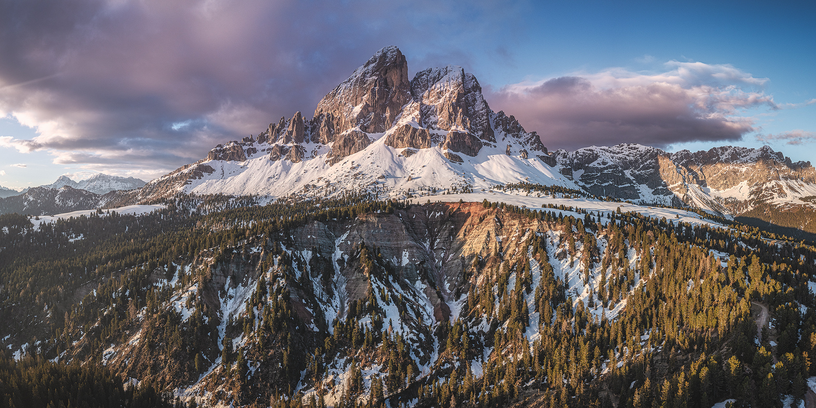 Würzjoch mit Peitlerkofel Sonnenaufgang Luftuafnahme Panorama