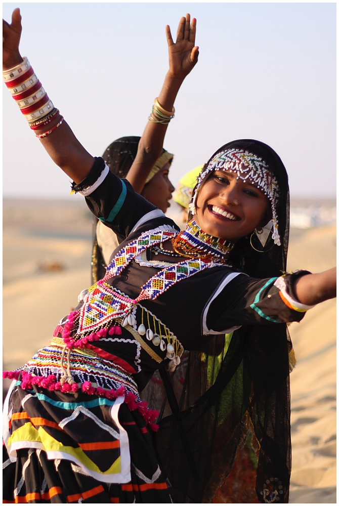 Wüstenblume, Tänzerin in der Wüste Thar, Rajasthan, Nordindien 03
