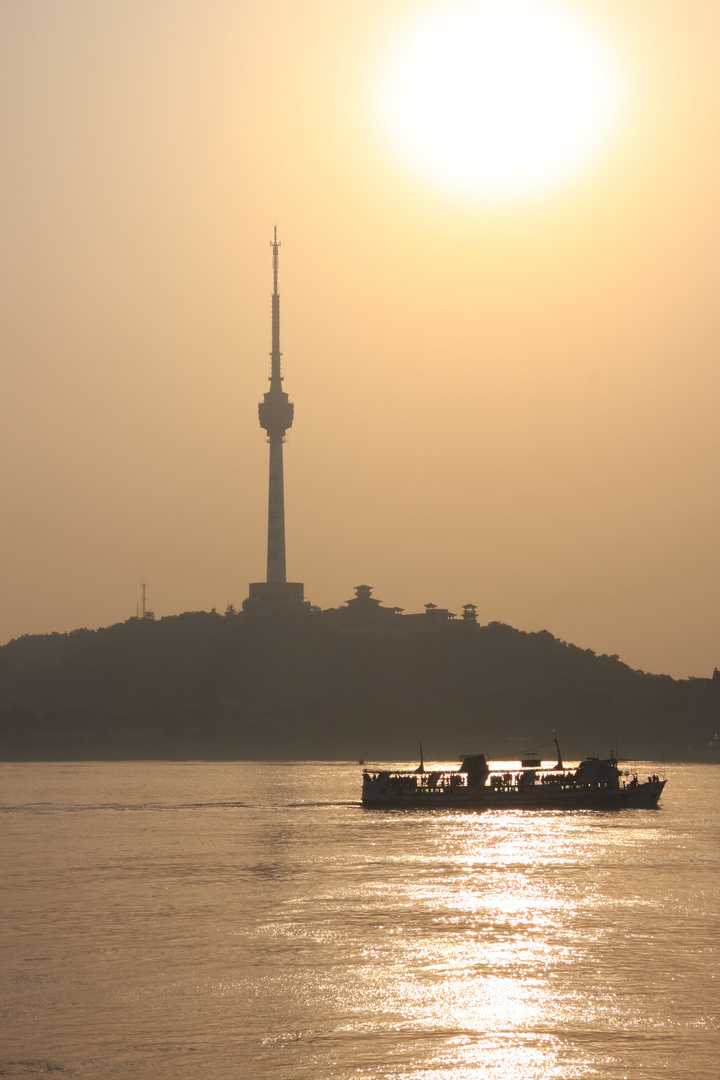 Wuhan - Fernsehturm Guishan im Gegenlicht