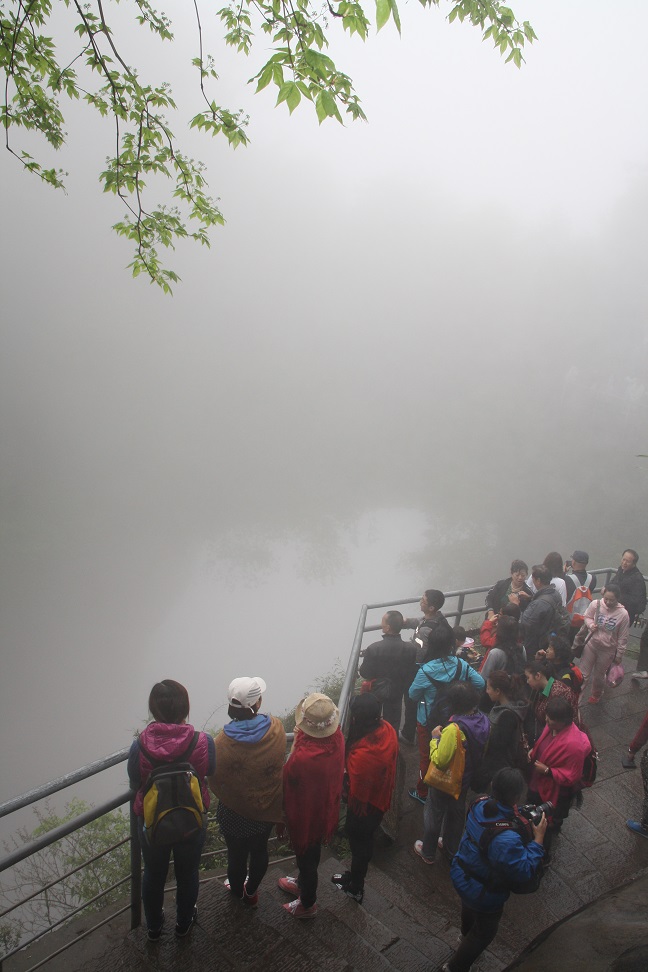 Wulingyuan (hoechste Naturbruecke der Welt im Nebel)