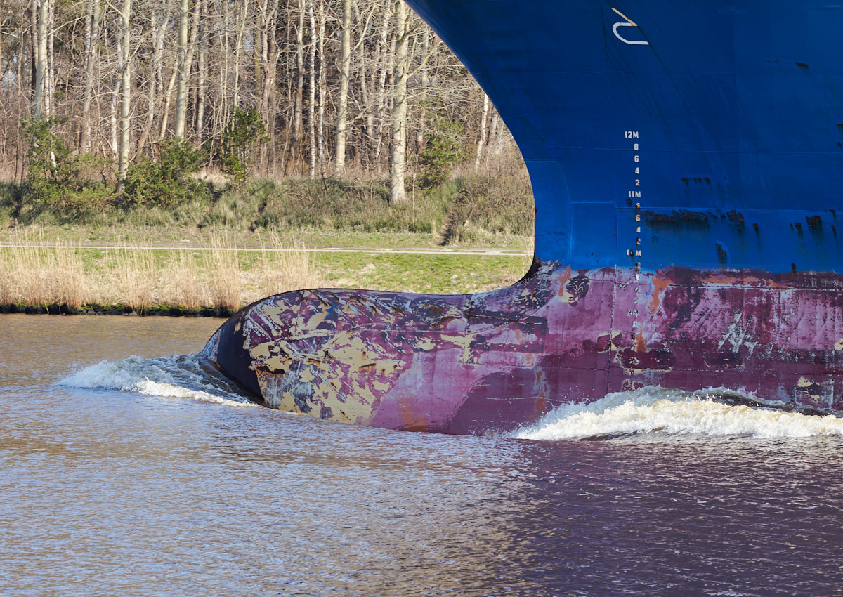 Wulstbug des Containerschiffs Wybelsum im Nord-Ostsee-Kanal bei Hochdonn