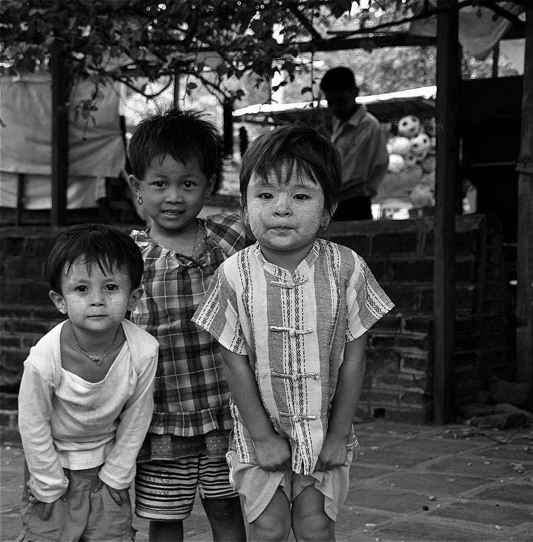 wunderbar aufmüpfig und selbstbewußt :-))) , bagan, burma 2011