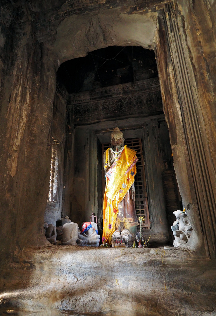 Wunderbare Nischen in Angkor....euch einen tollen Sonntag ...