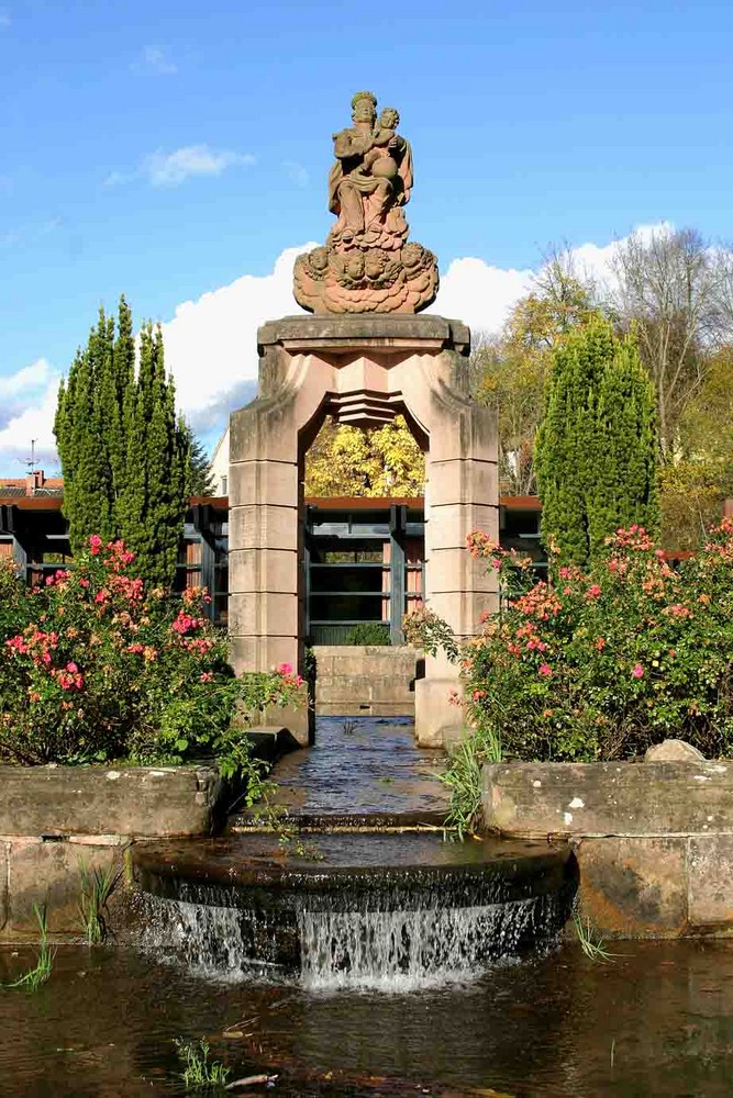 Wunderbarer Brunnen vor der Stadtkirche St.Marien Gengenbach / Schwarzwald