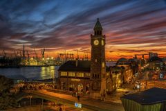 WUNDERSCHÖNE ABENDSTIMMUNG AM HAMBURGER HAFEN IM OKTOBER 2018