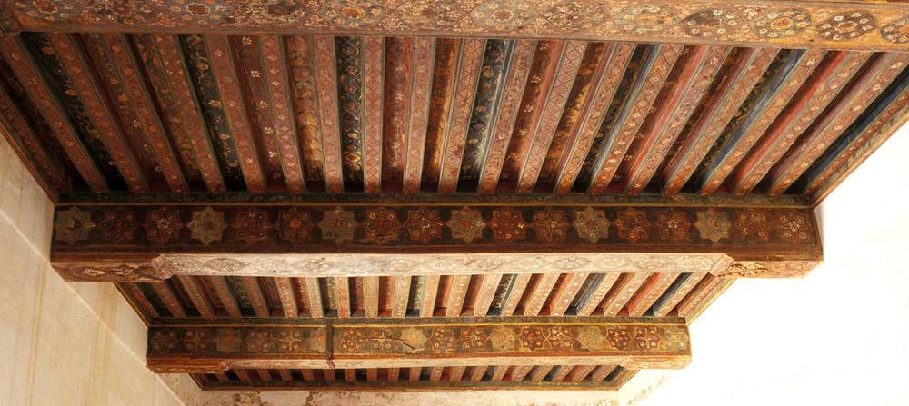 Wunderschöne Holzdecken zieren die an sich nüchternen Räume. Foto