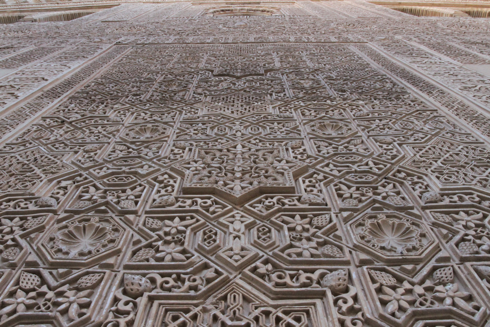 Wunderschöne Wand im Nasridenpalast der Alhambra in Granada