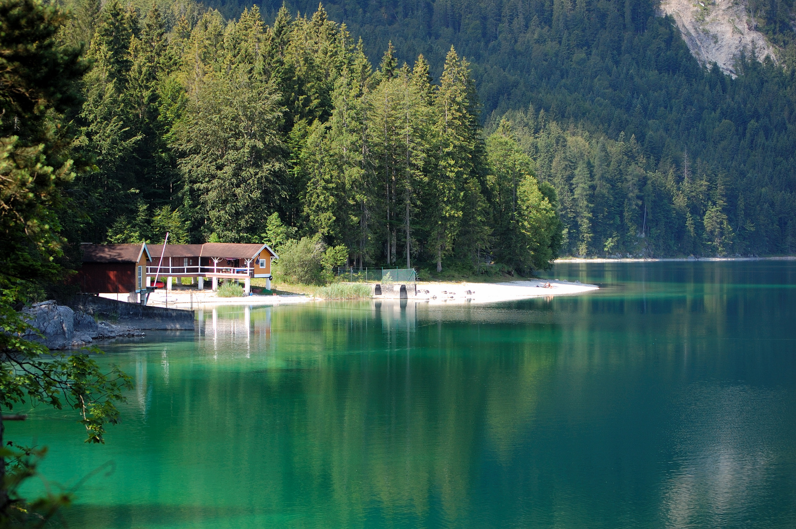 wunderschöner grüner See