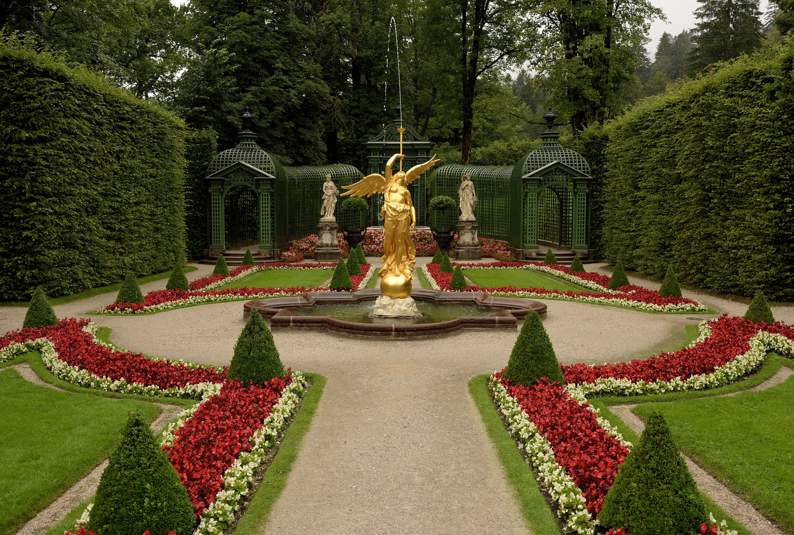 Wunderschöner Schlossgarten im Schloss Linderhof. Foto & Bild park