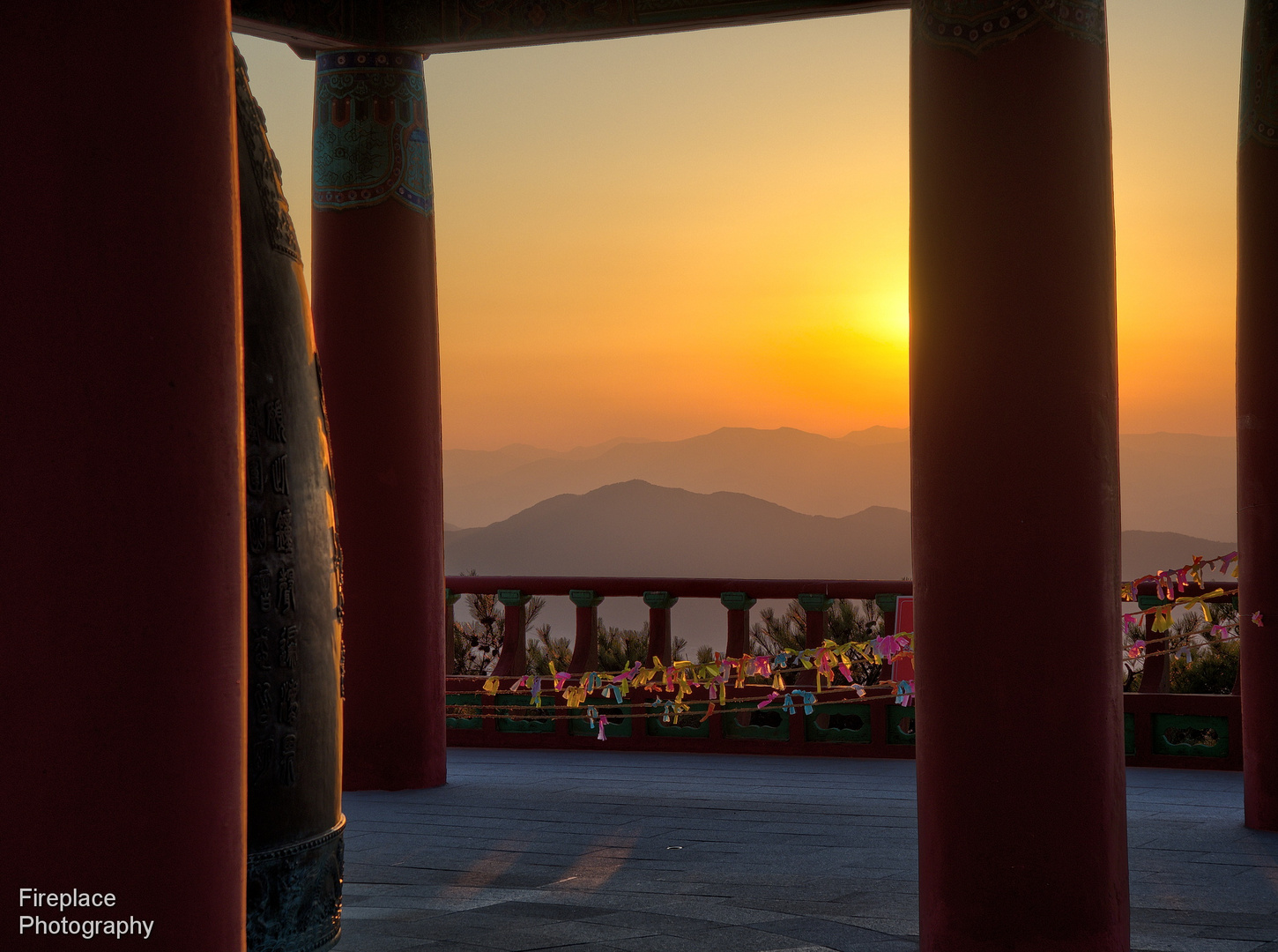 Wunderschöner Sonnenuntergang vom Glockenpavillon im Seokguram Tempel