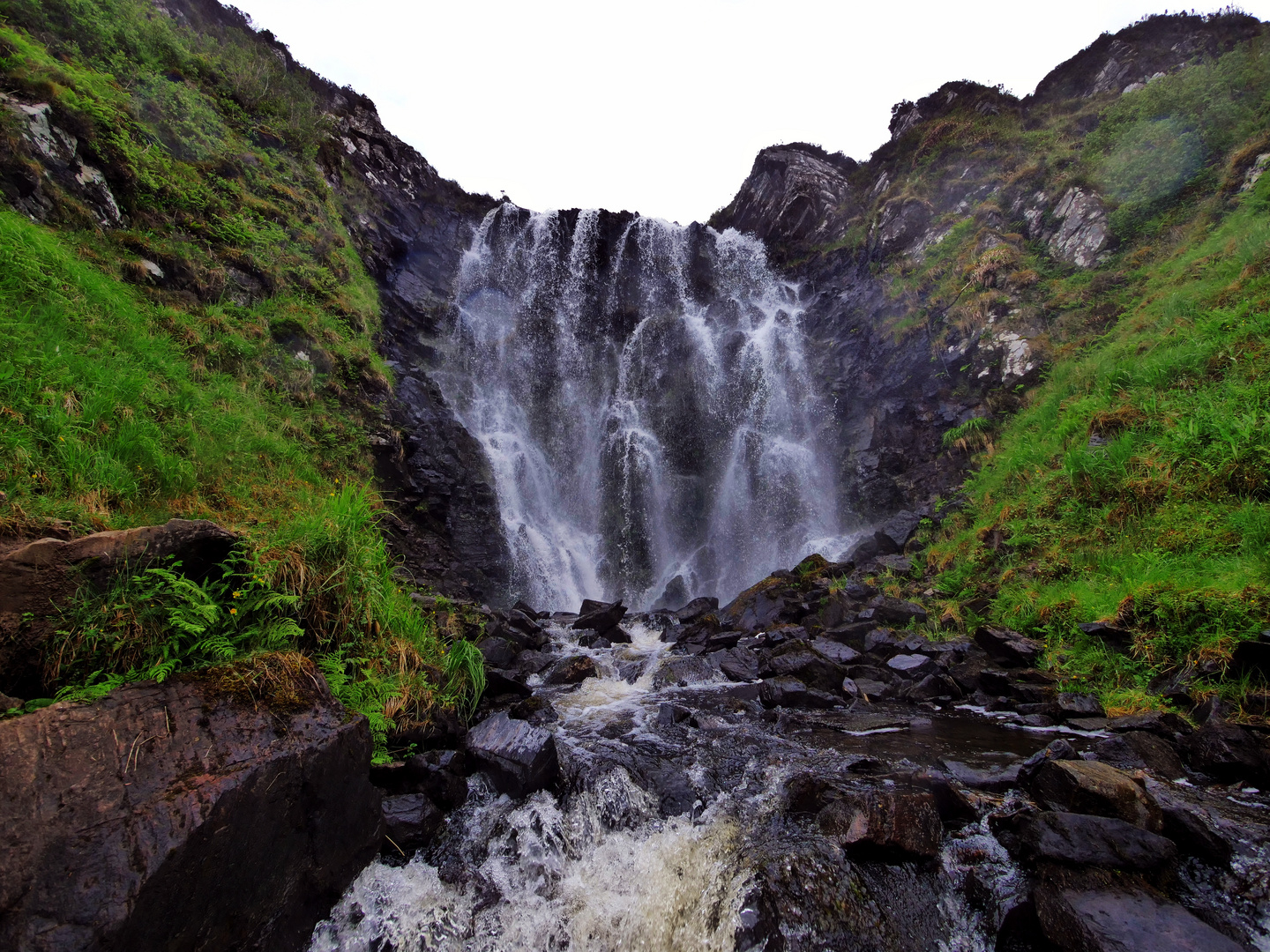 Wunderschöner Wasserfall in Schottland (Clashnessie waterfall) 