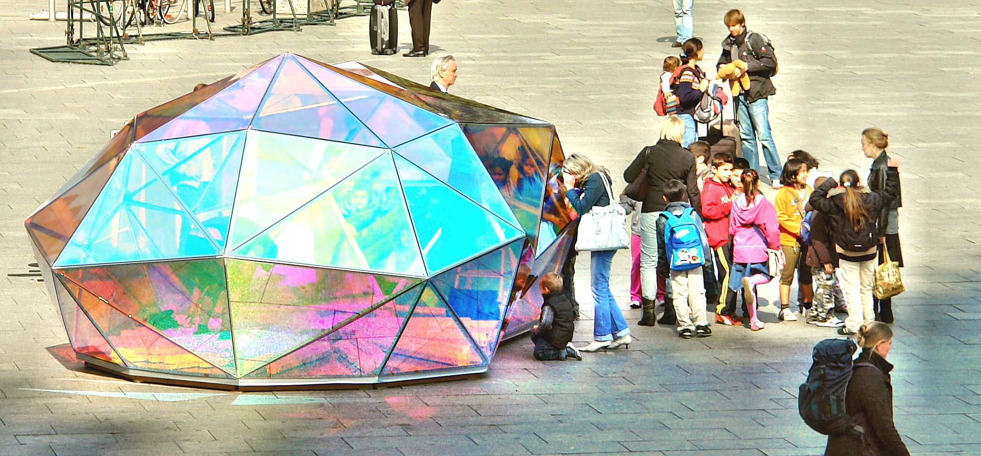 Wundertüte auf dem Bahnhofsvorplatz