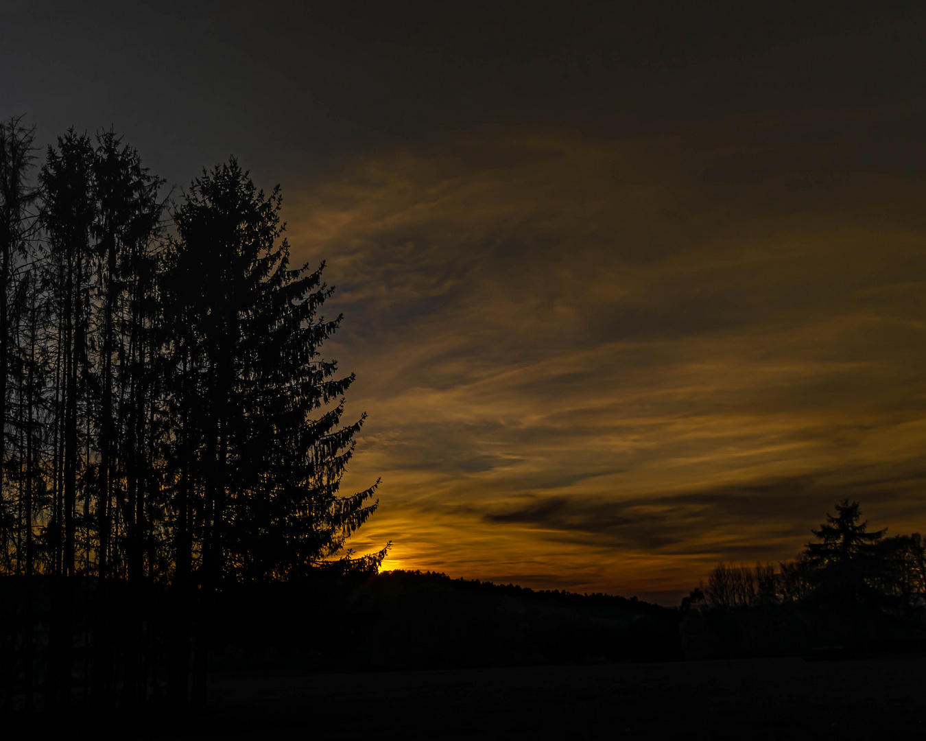 Wundervoller Sonnenuntergang mit Silhouette