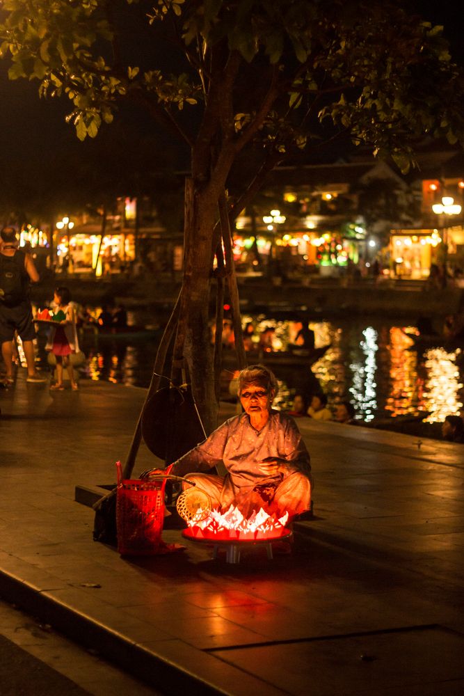 Wunschlichterfrau in Hoi An