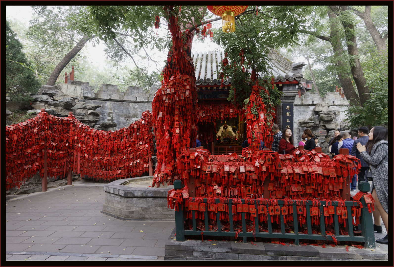 Wunschtäfelchen vor einem buddhistischen Altar der Residenz des Prinzen Gong