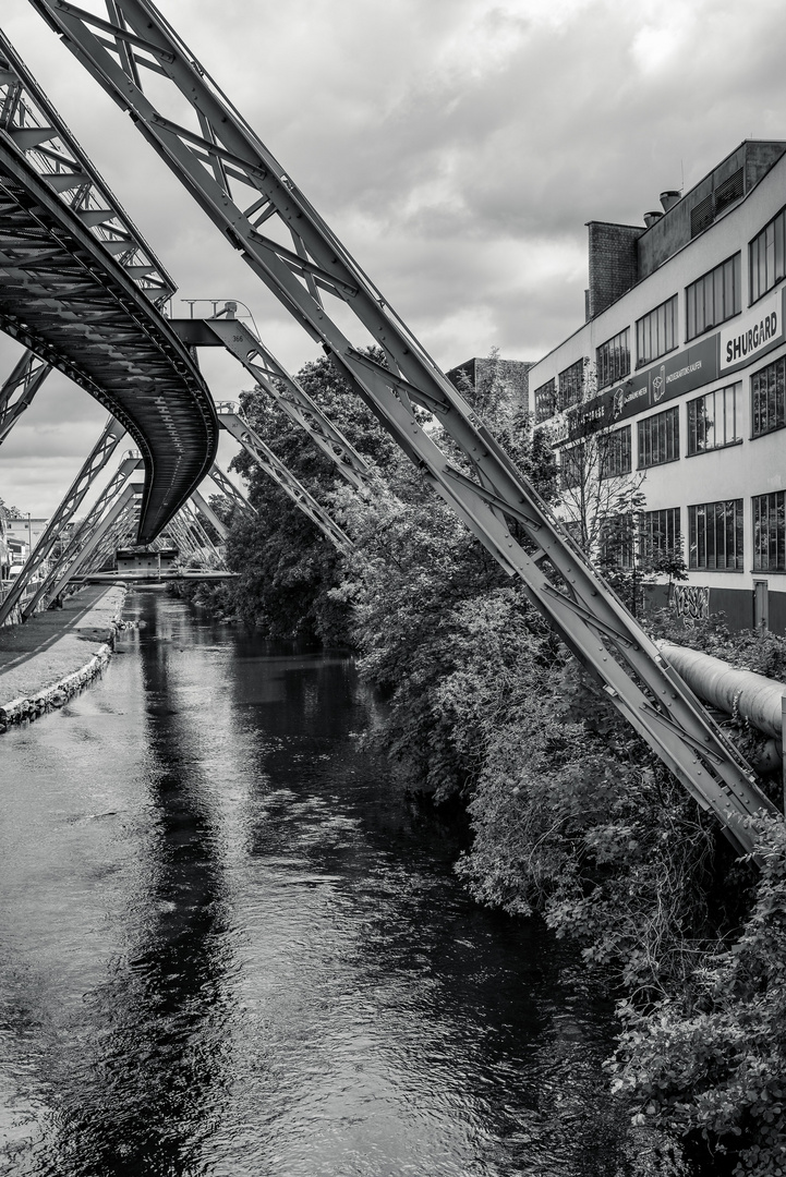 Wupper mit Schwebebahn - Gerüst -Schiene