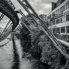 Wupper mit Schwebebahn - Gerüst -Schiene