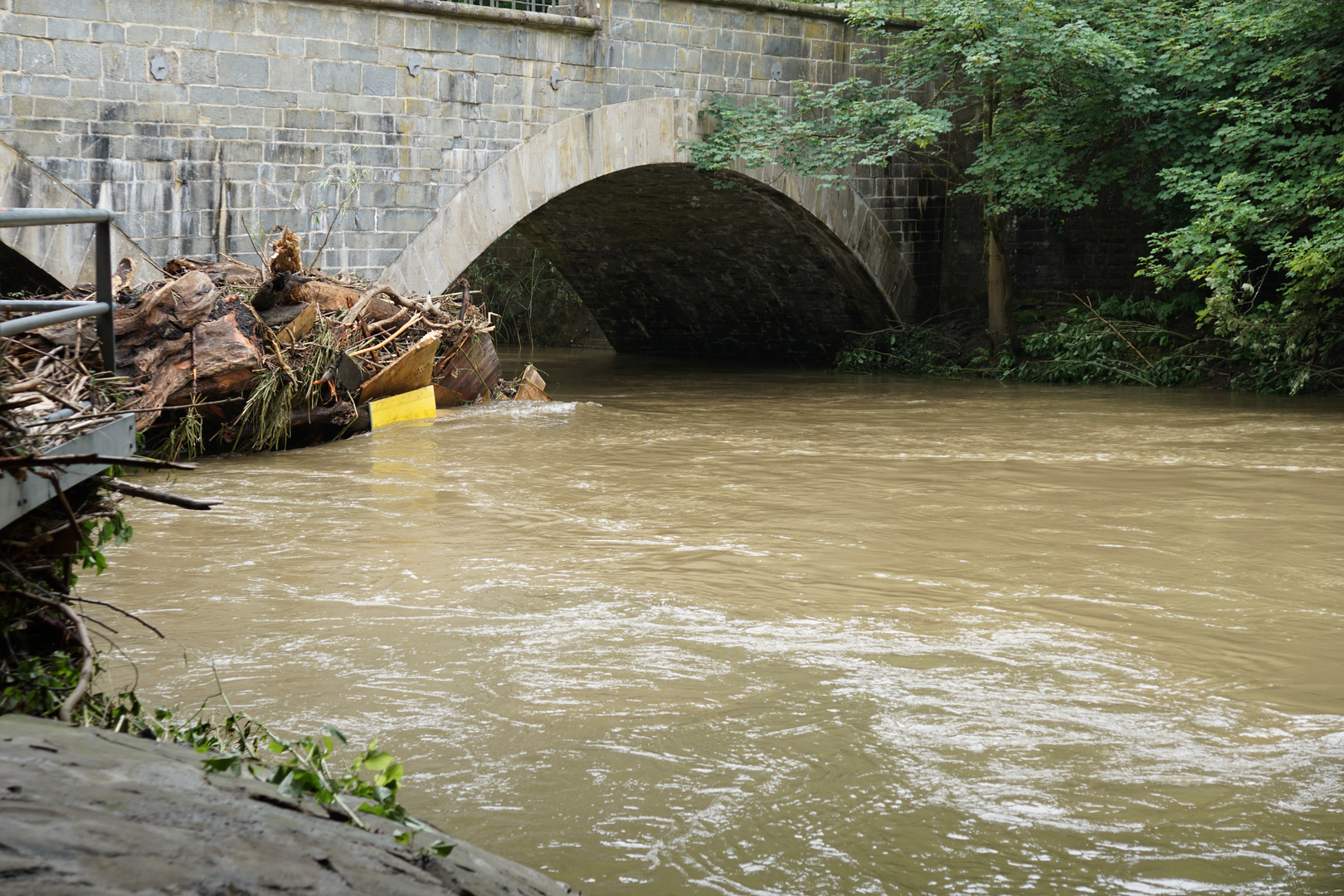 Wupperbrücke mit Stauung