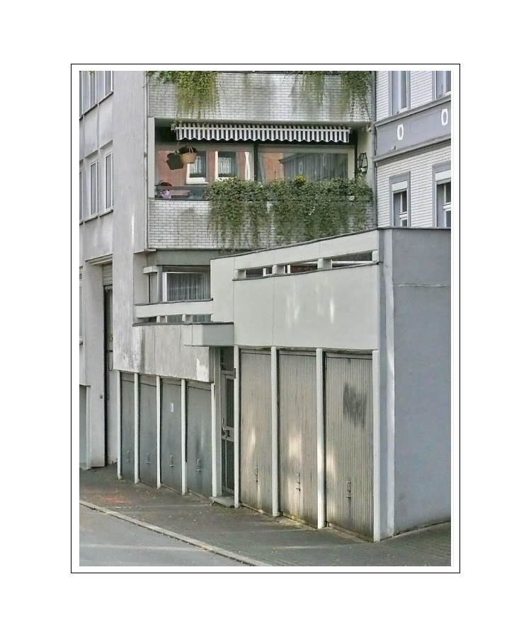 Wuppertal-Arenberg (neighbor's house mirrored in picture window)