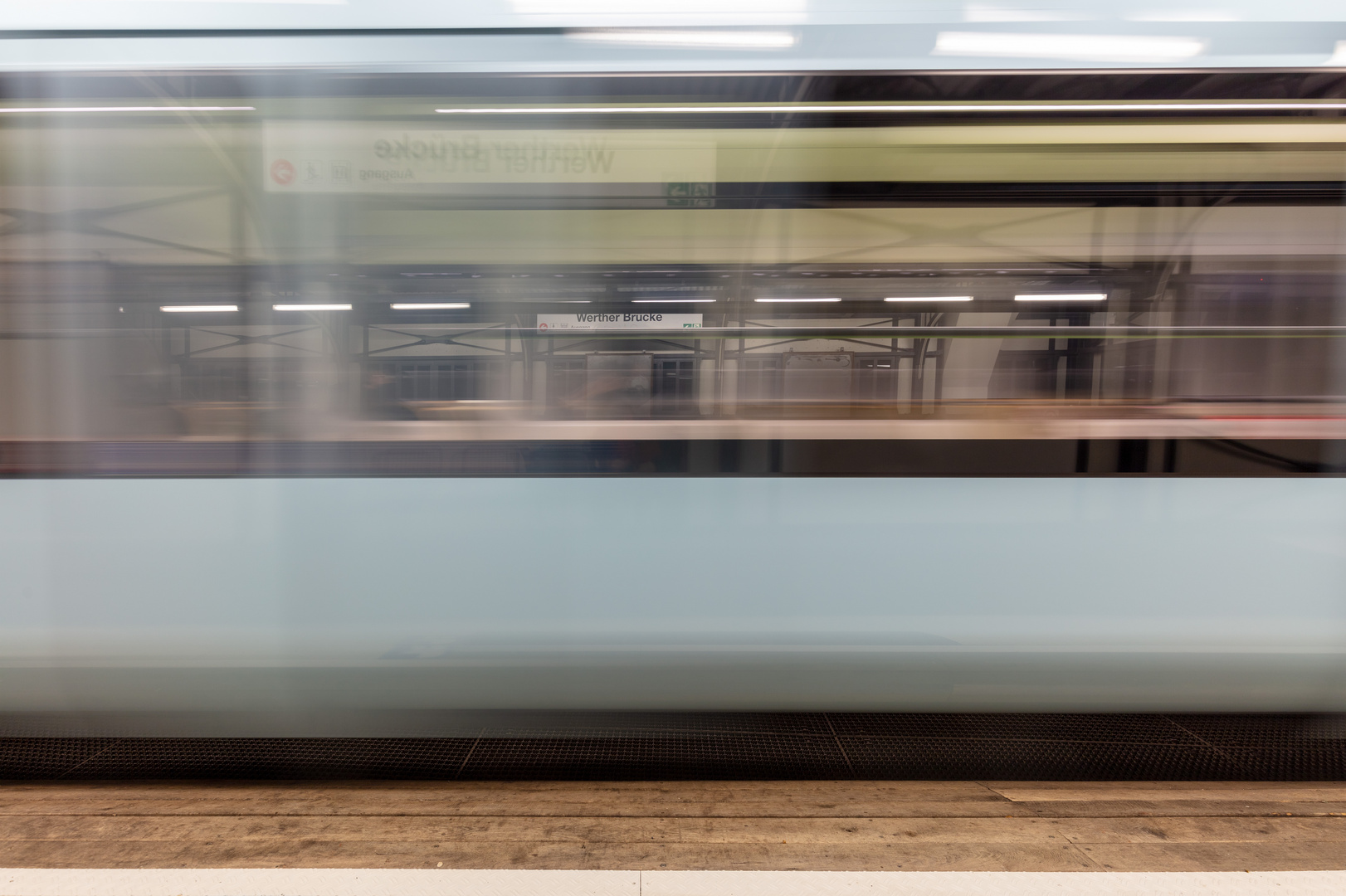 Wuppertal einfahrender Zug in die Station