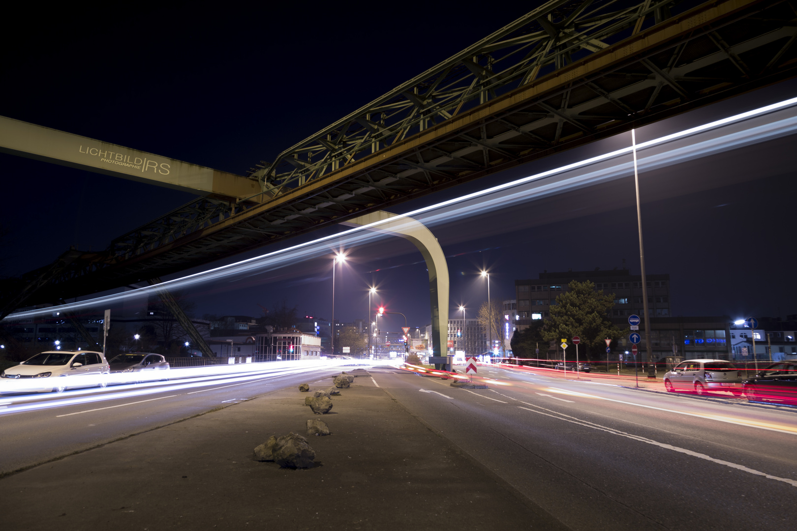 Wuppertal mit Lichtstreifen...