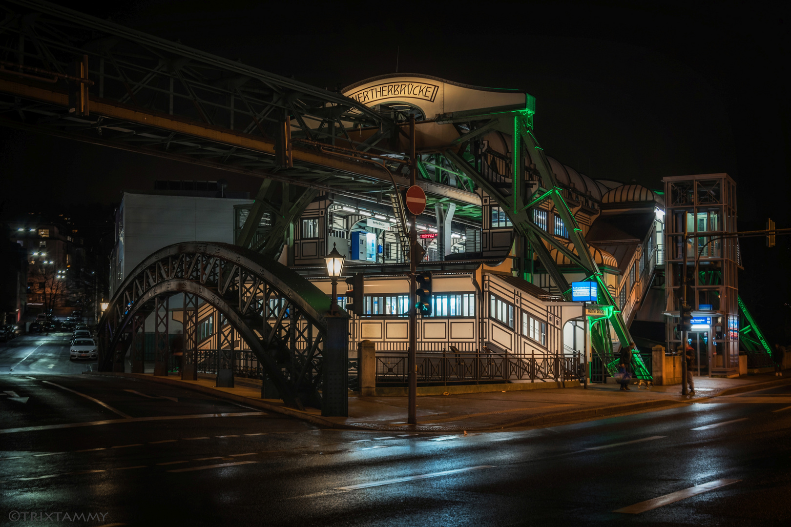 Wuppertal Schwebebahn...Station Werther Brücke bei Nacht.