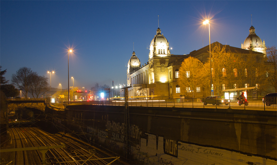 Wuppertal Stadthalle zur blauen Stunde.