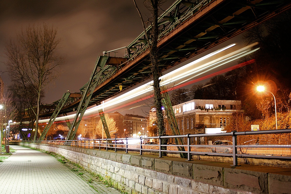 Wuppertal und sein hängender Zug.............