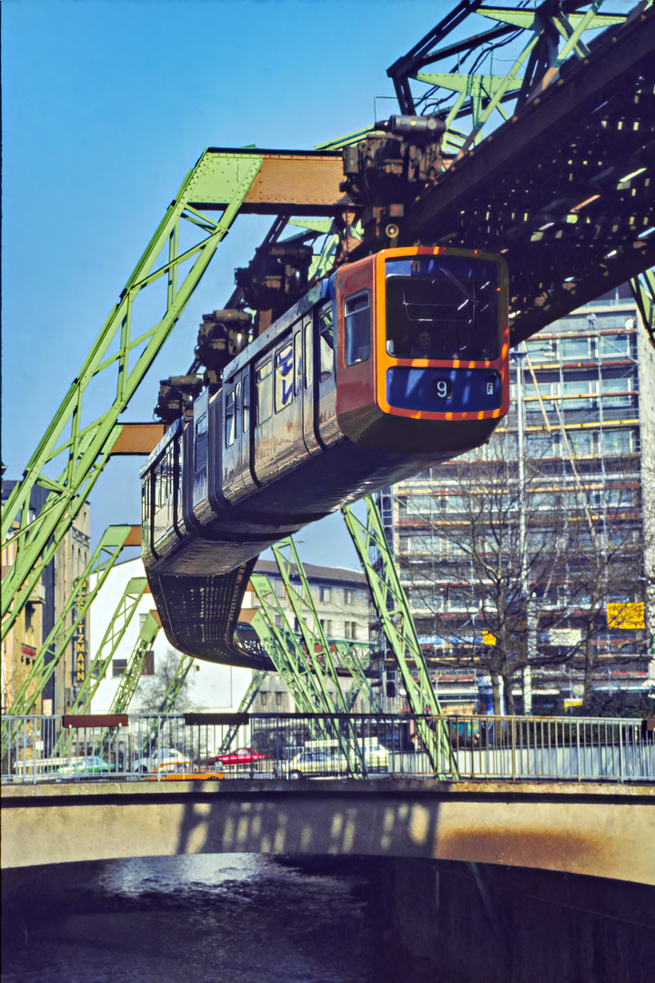 Wuppertaler Schwebebahn 1982 - Verjüngungskur für ein 40 Jahre altes Diapositiv