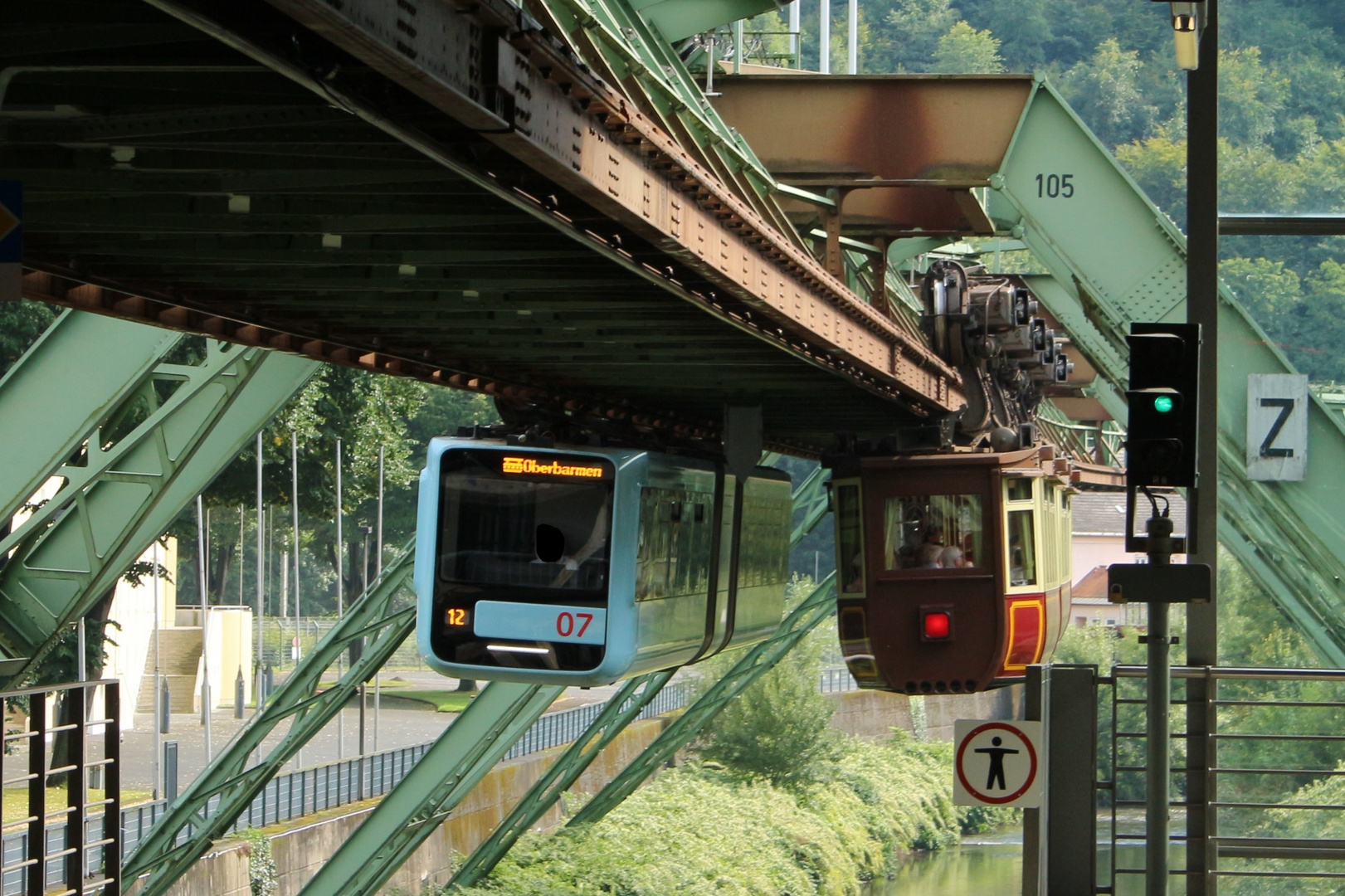 Wuppertaler Schwebebahn-Alt und Neu zugleich