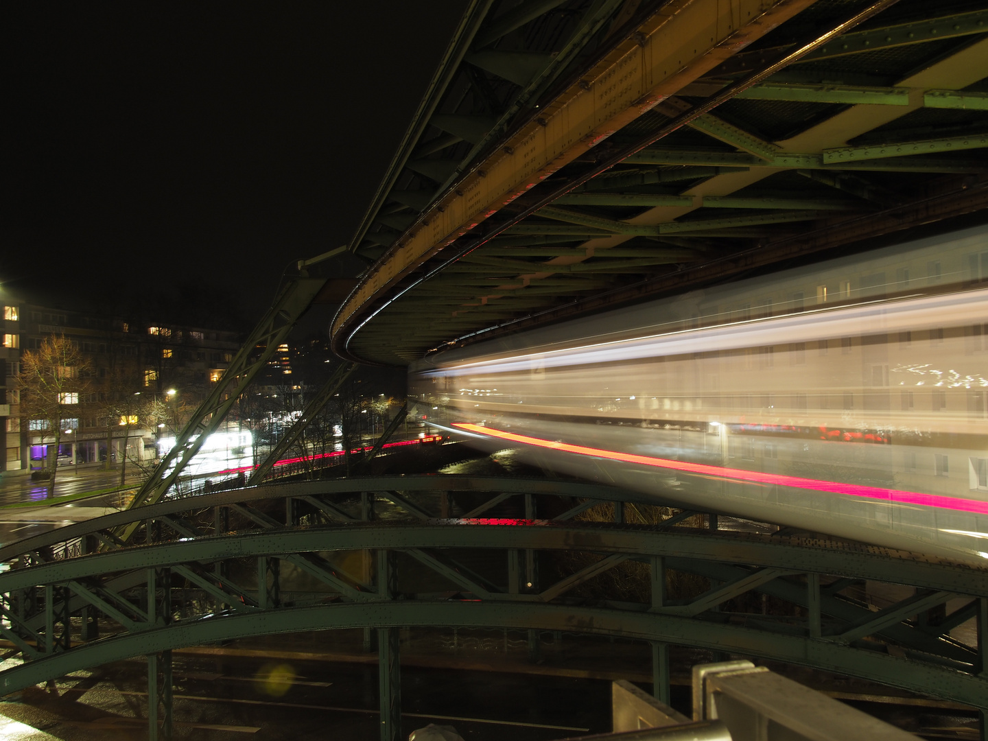 Wuppertaler Schwebebahn bei Nacht