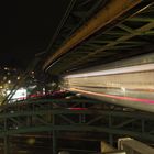 Wuppertaler Schwebebahn bei Nacht