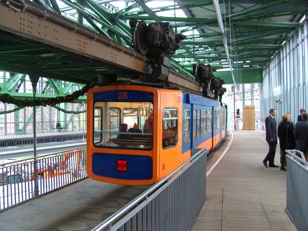 Wuppertaler Schwebebahn - GTW 28 im Bahnhof Vohwinkel