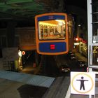 Wuppertaler Schwebebahn - GTW 28 verlässt den Bahnhof Vohwinkel am Abend