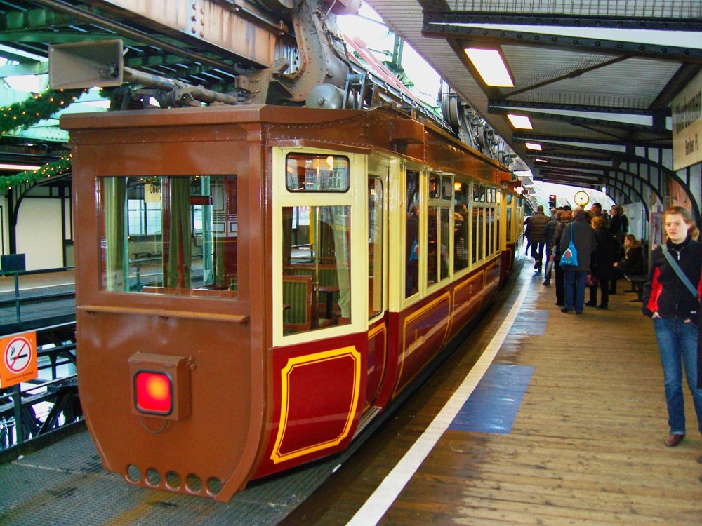 Wuppertaler Schwebebahn - Kaiserwagen im Bf. Oberbarmen