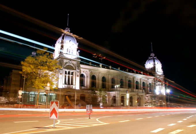 Wuppertaler Stadthalle bei Nacht