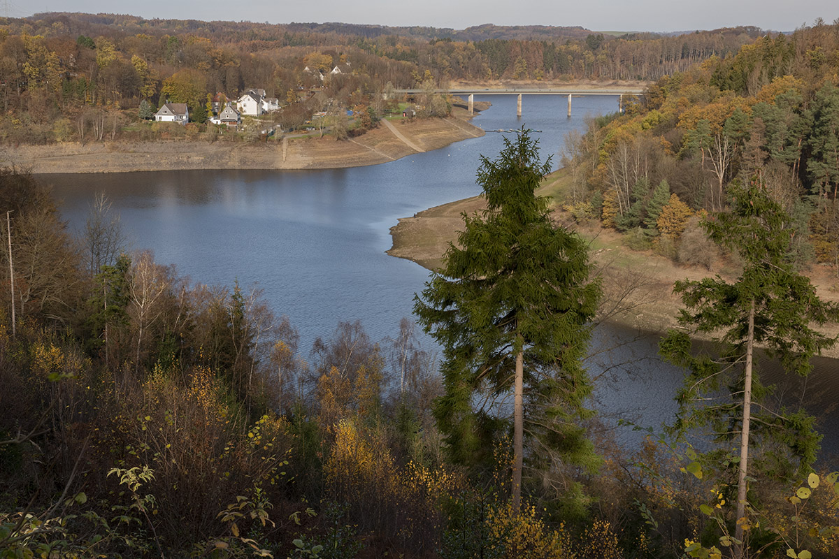 Wuppertalsperre mit Blick auf Kräwinklerbrücke