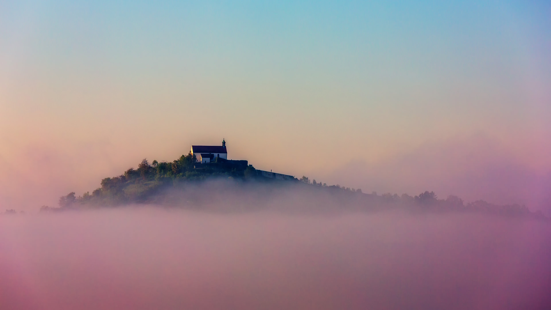 Wurmlinger Kapelle im Morgennebel