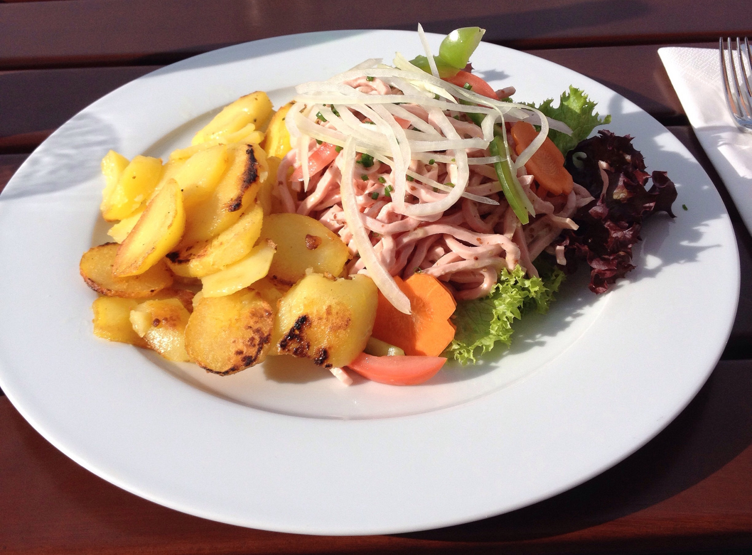 Wurstsalat mit Bratkartoffeln