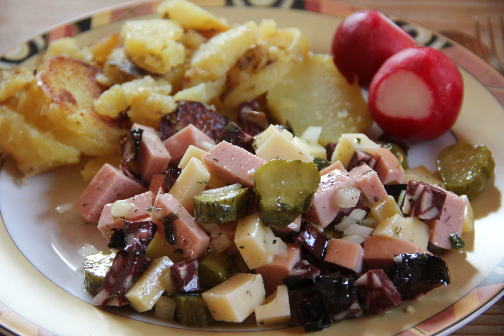 Wurstsalat mit Bratkartoffeln