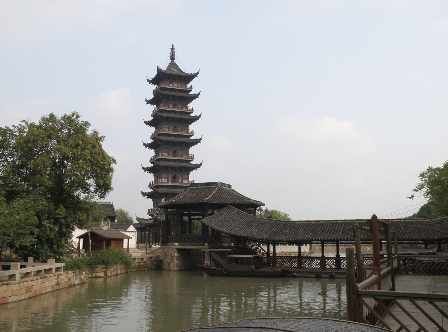 Wuzhen - Xizha Scenic Zone, White Lotus Tower und Ruyi Bridge