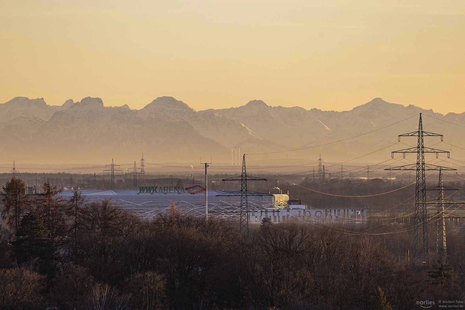 WWK Arena mit Alpen