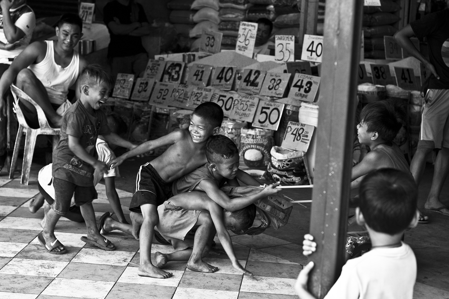 www.im-in-manila.jimdo.com - Kids playing with trolley at a Palengke