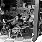 www.im-in-manila.jimdo.com - Kids playing with trolley at a Palengke