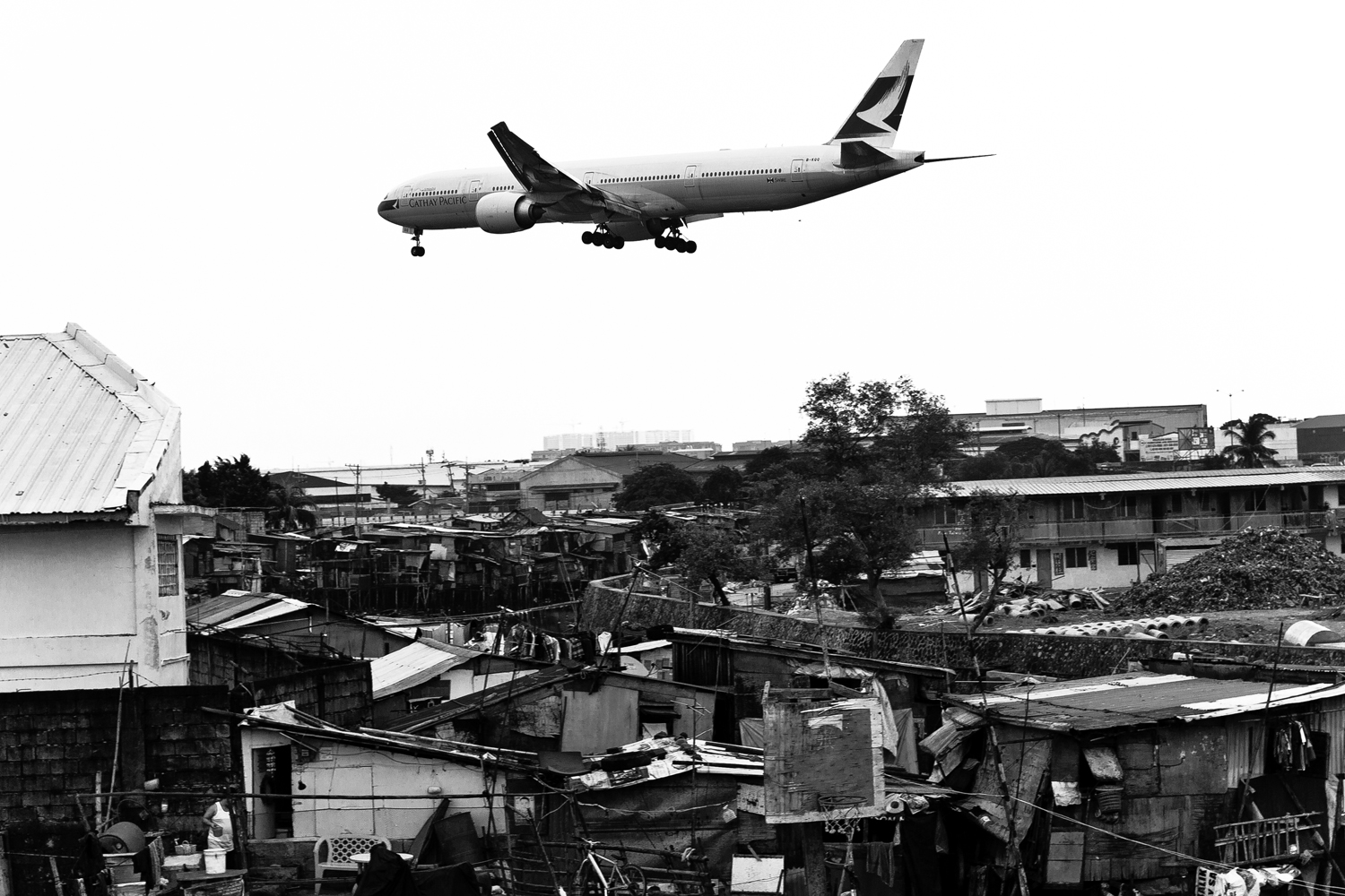 www.im-in-manila.jimdo.com - Landing over the city